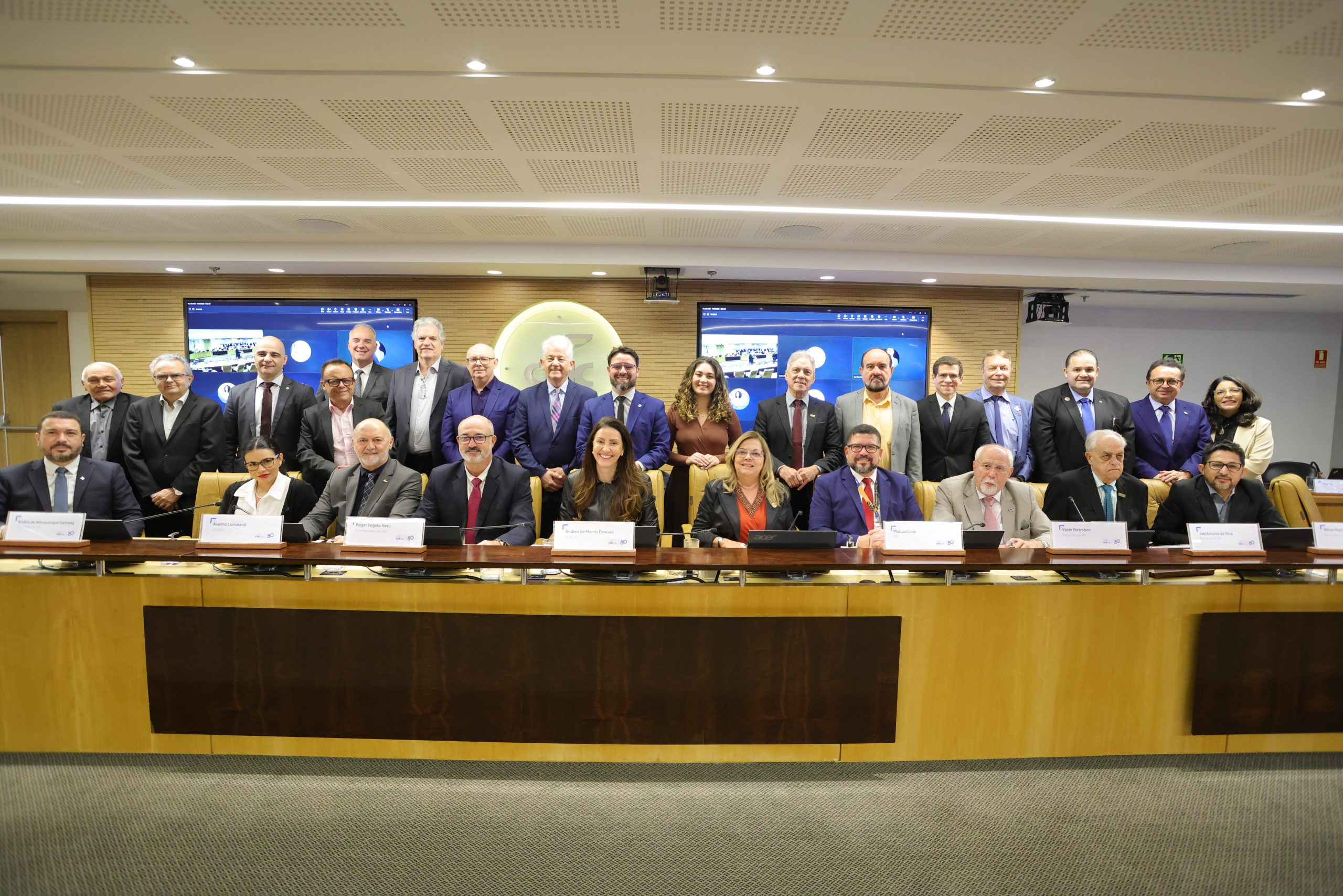 Representantes do setor de serviços em reunião da CNC