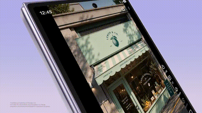 Galaxy Z Fold8 sendo aberto durante a apresentação oficial